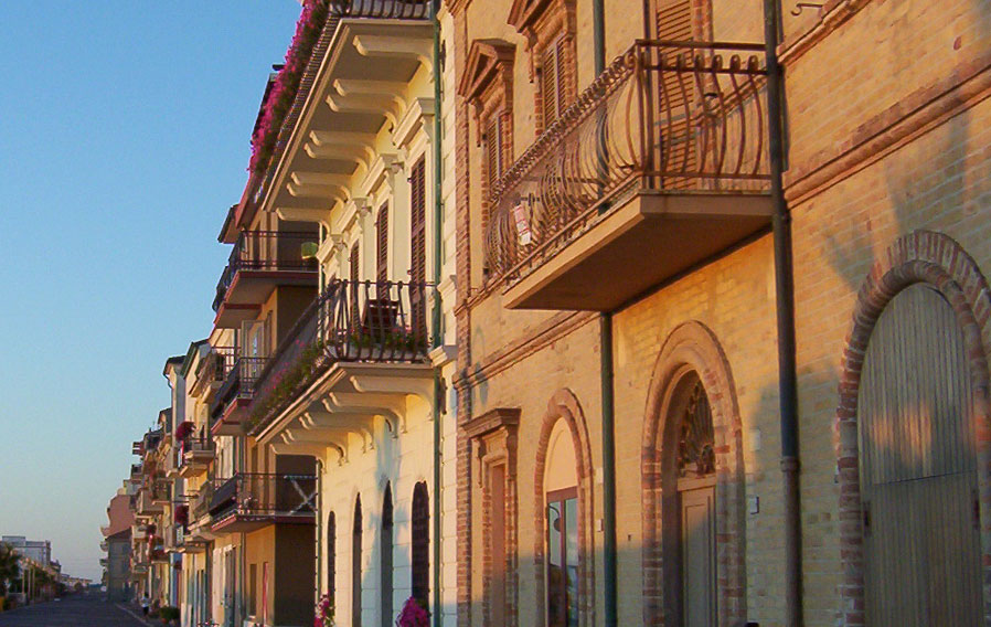 houses along the boardwalk