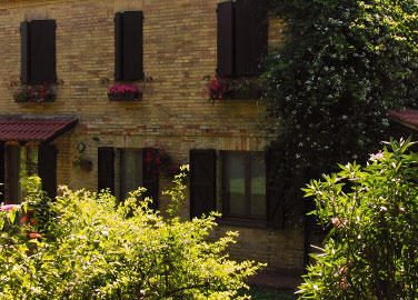 la casa nel verde dell’ampio giardino