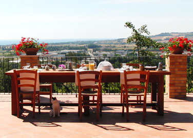 Terrasse mit schönem Ausblick auf die Hügel am Meer